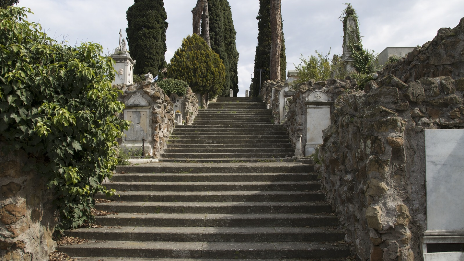 Cimitero storico di Laurentino Roma immerso in zona velata di misticismo