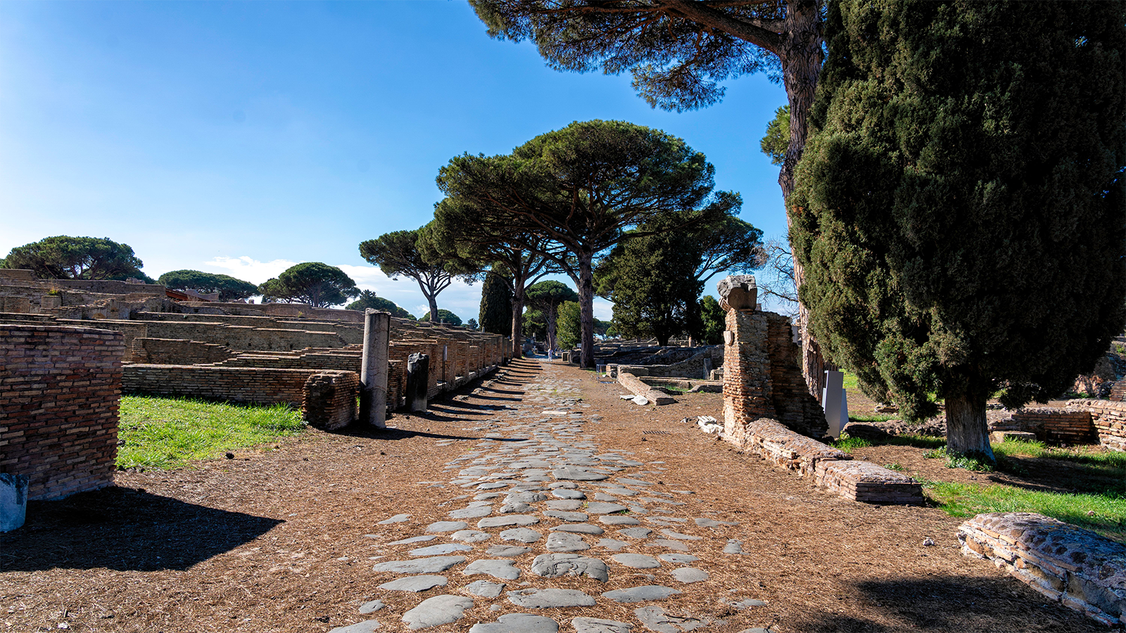 Antiche rovine di Ostia Antica nella bellezza del contesto medievale con colonne romane e strutture archeologiche
