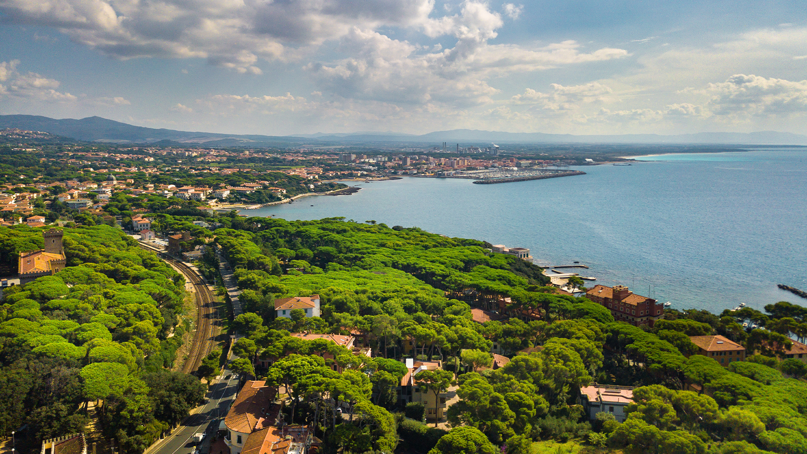 Collegamento tra il mare di Ostia e il centro di Roma: panorama del litorale romano con spiaggia, lungomare e quartieri costieri
