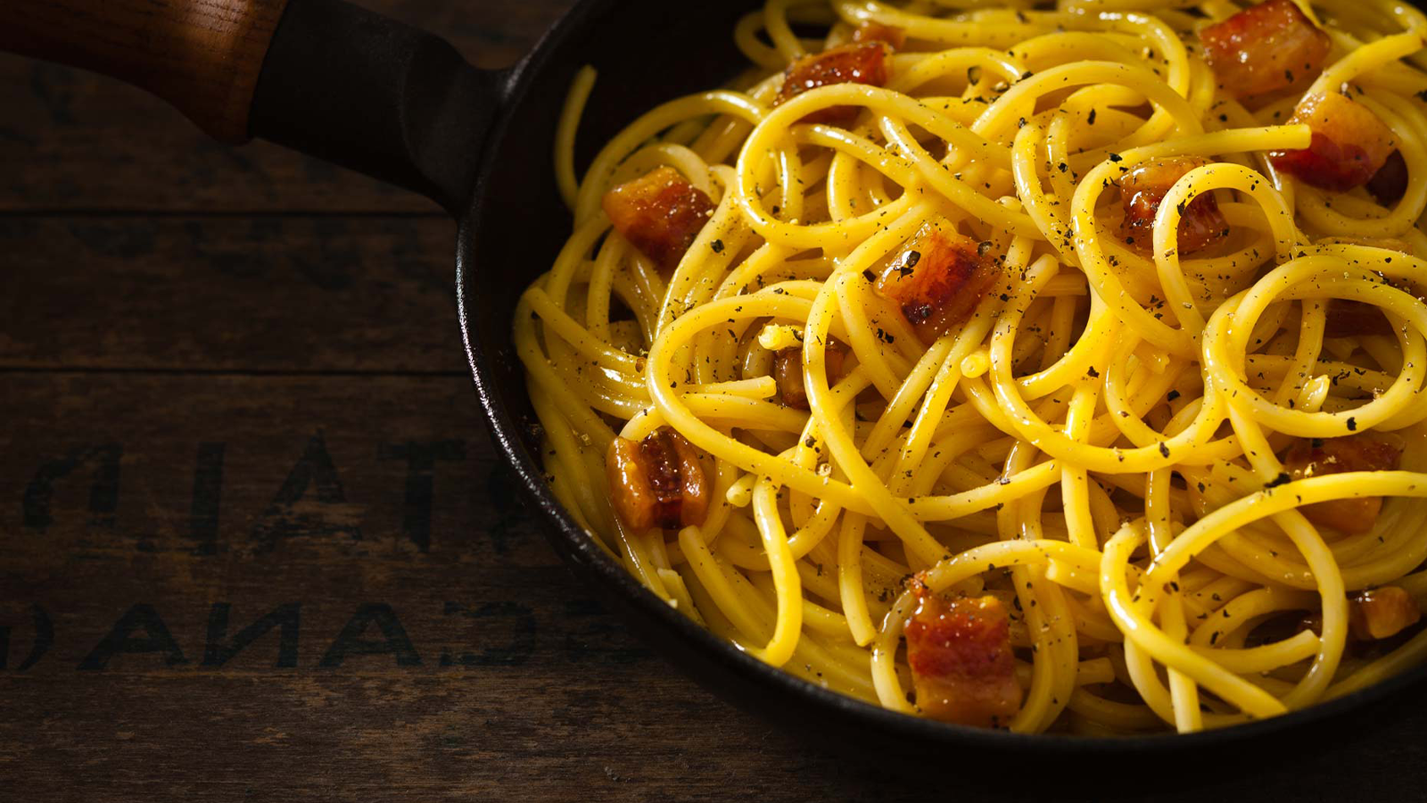 pasta carbonara tipico piatto della tradizione romana che trovi nei migliori ristoranti