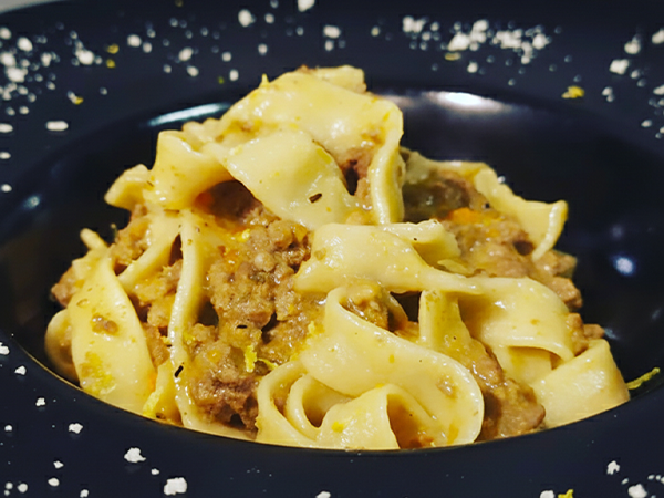 tagliatelle in bianco burro e salvia con ragù di carne