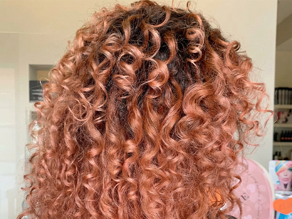 colpi di colore e sfumature rosse realizzati da Nuance Parrucchieri