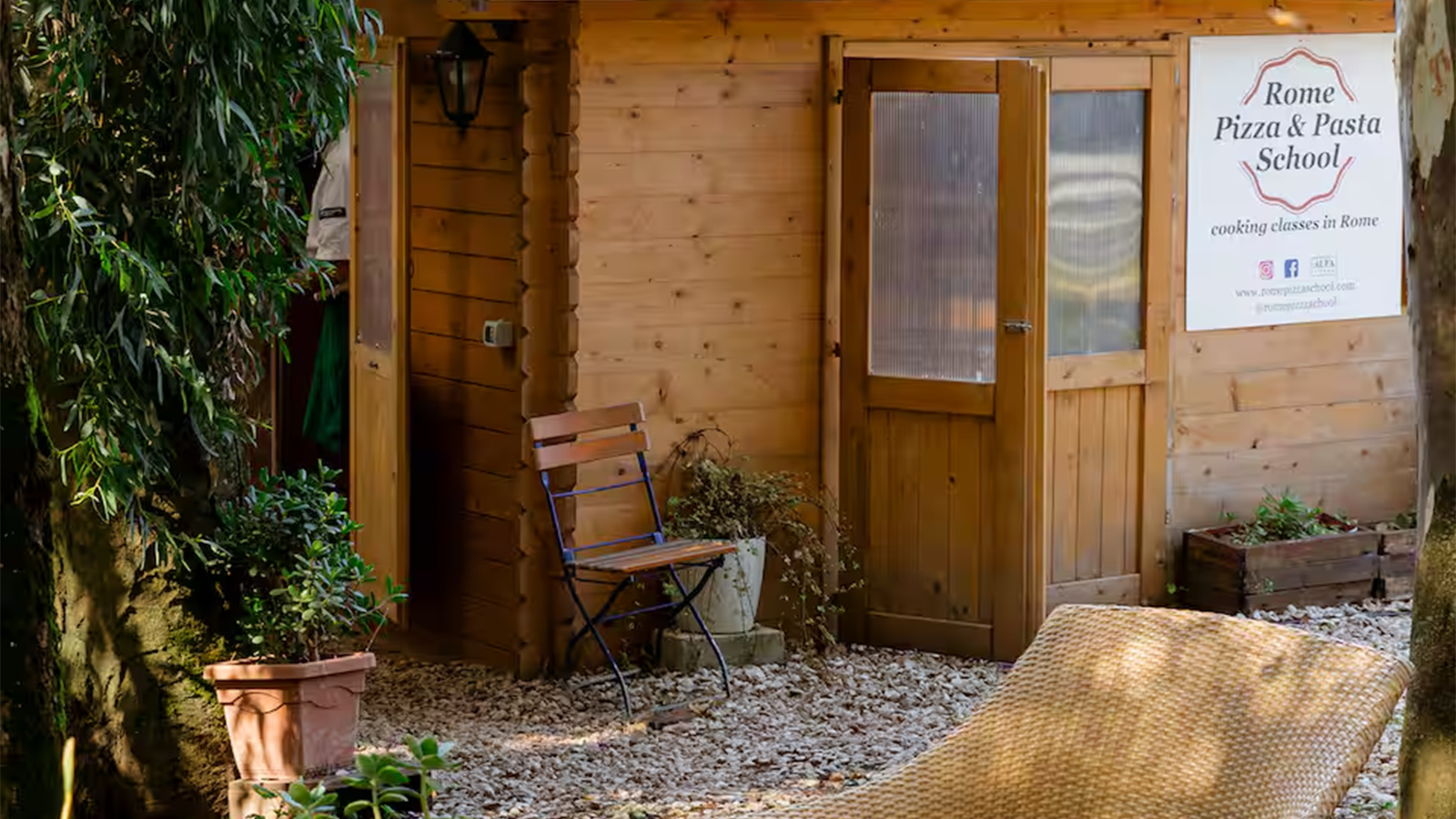 Cucina professionale della scuola di cucina italiana a Roma con postazioni di lavoro