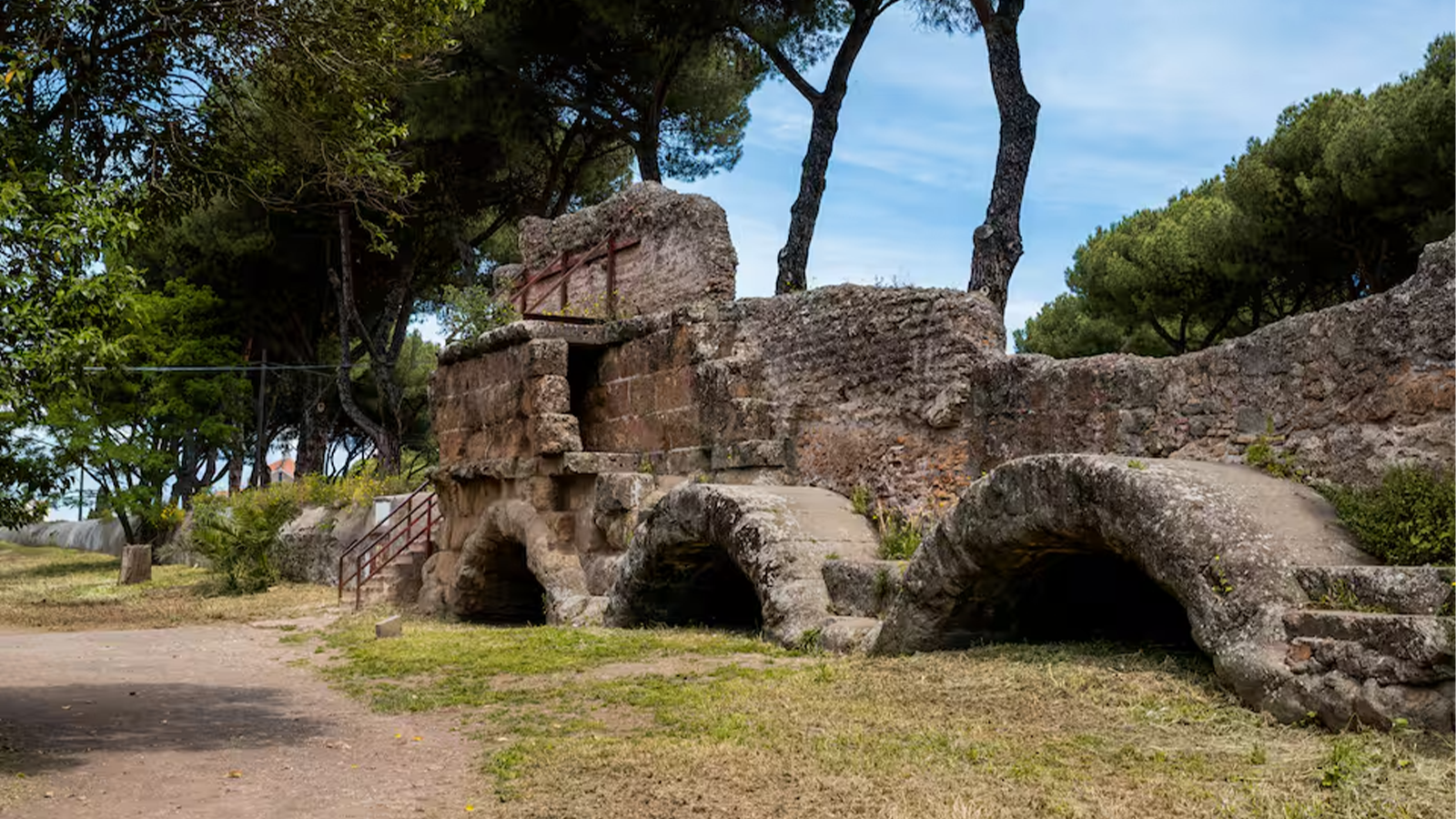 Rovine di ville romane e strutture antiche lungo il percorso ciclabile dell'Appia Antica