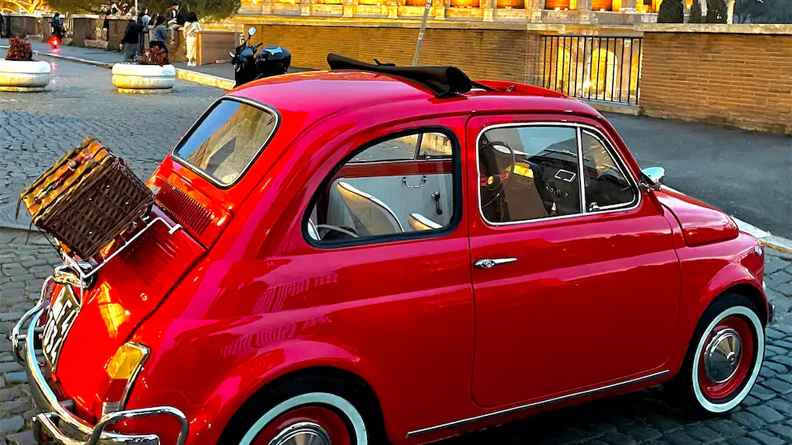 Interni bianchi eleganti della Fiat 500 d'epoca con volante originale