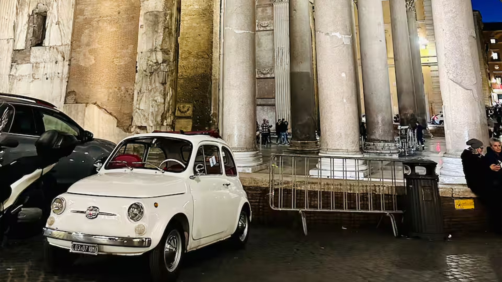 Cinquecento d'epoca in Piazza della Rotonda davanti al Pantheon illuminato