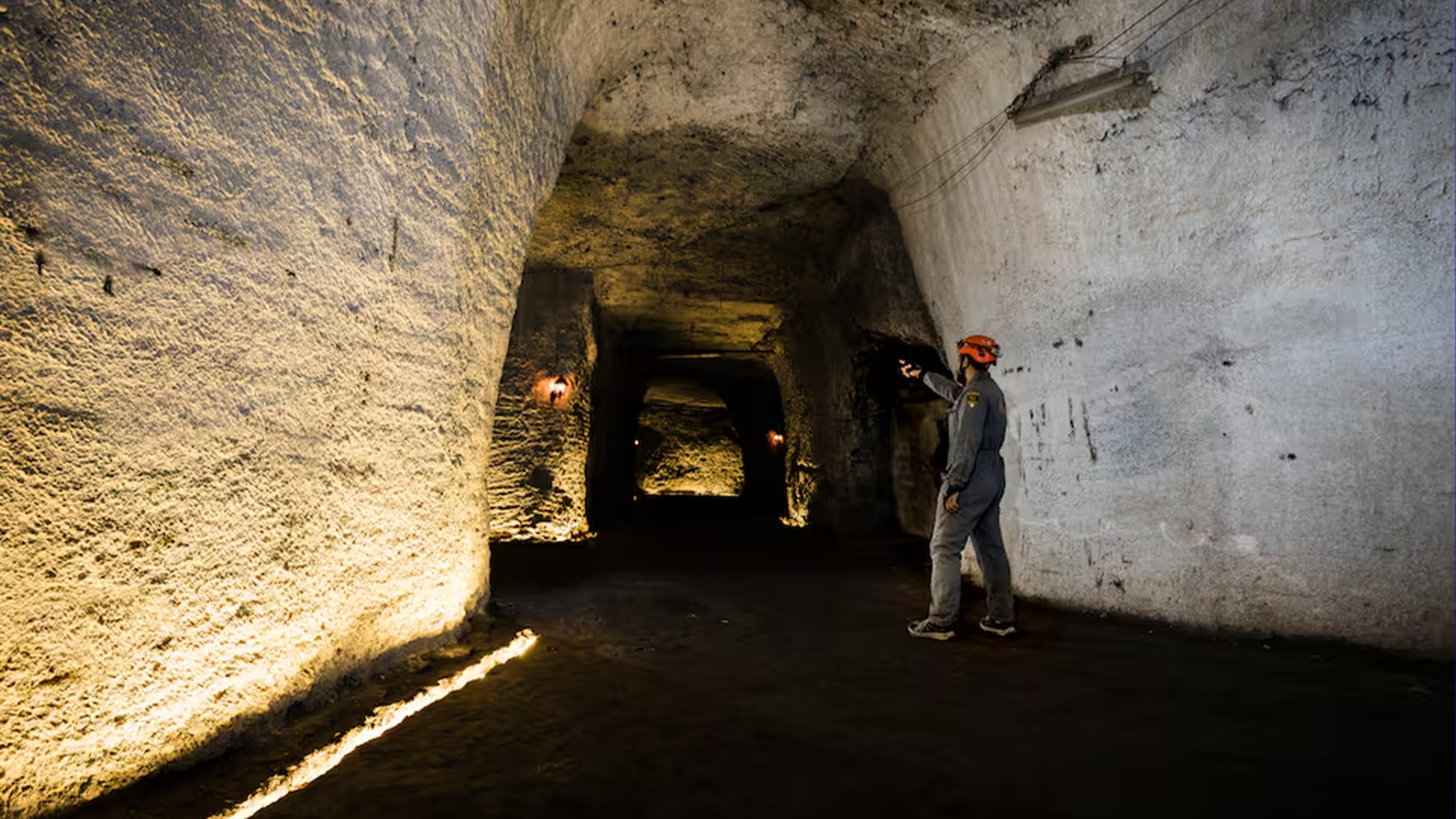 Guida specializzata accompagna il gruppo attraverso le gallerie sotterranee delle catacombe romane