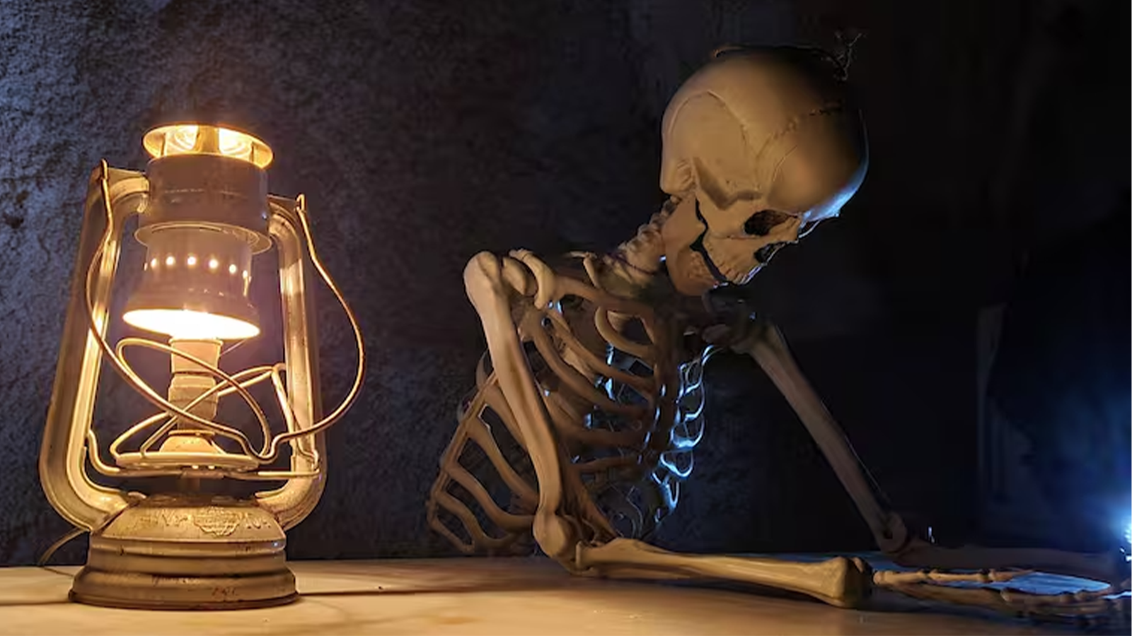 Teschi e reperti archeologici conservati nei loculi delle catacombe sotterranee