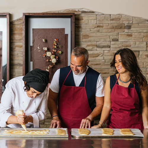 lezione di cucina all'insegna del divertimento e del piacere di fare da mangiare imparando