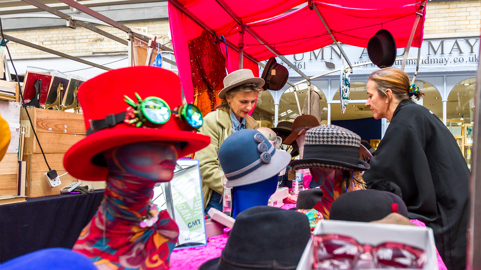 Cappelli e foulard vintage a Roma