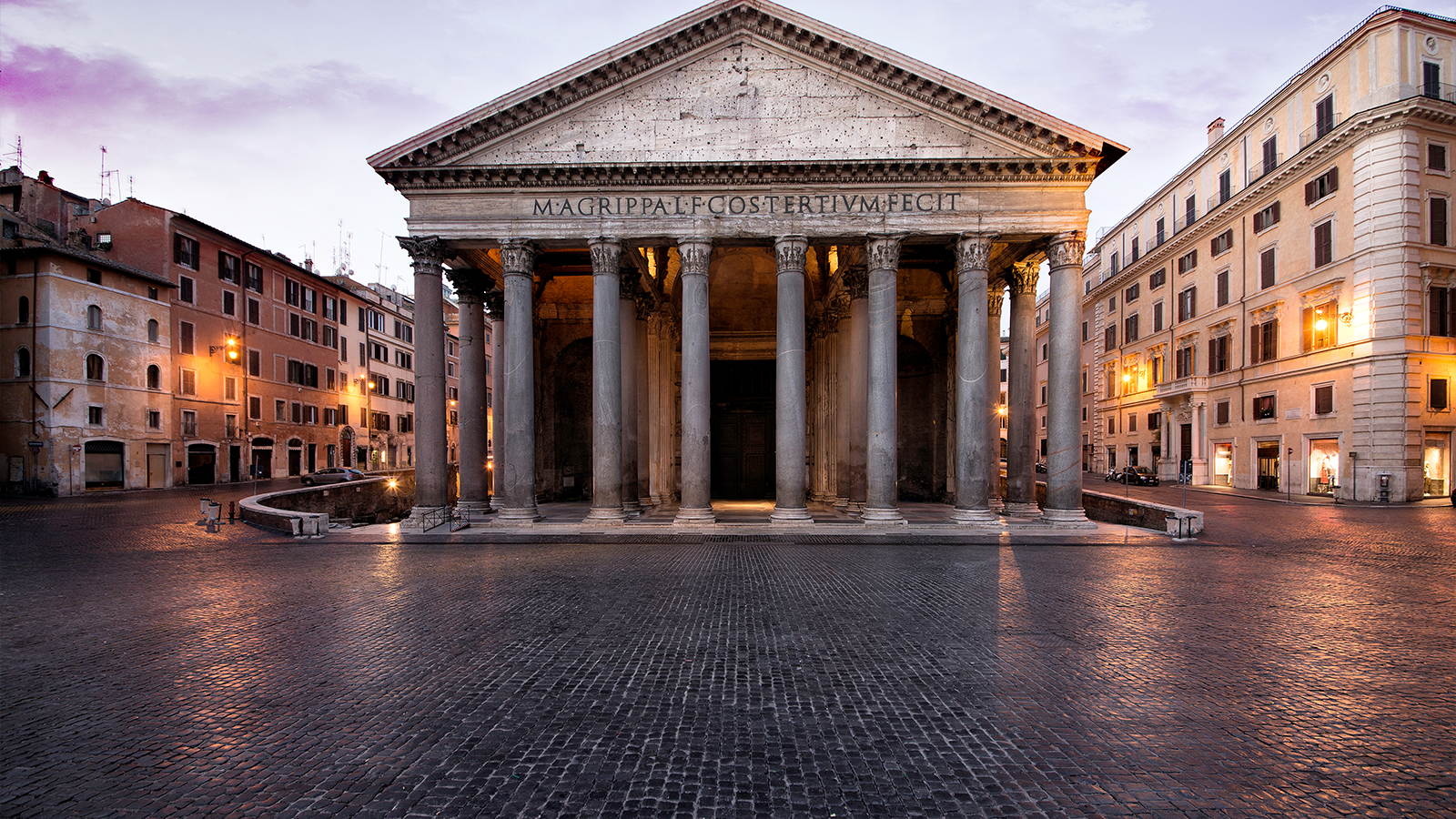 piazza del centro storico di Roma con palazzi storici