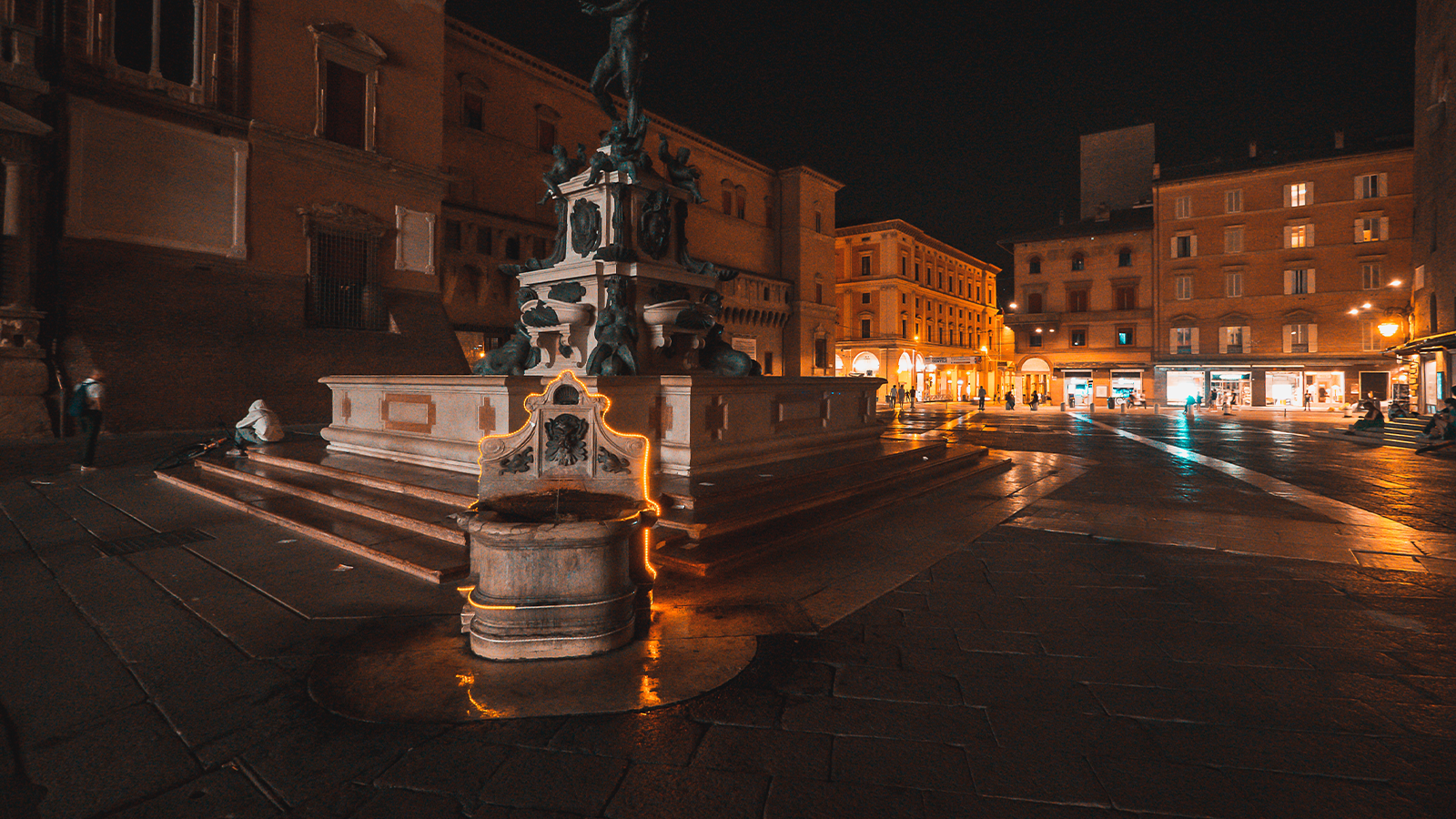 Campo de Fiori di sera con bar e ristoranti illuminati dopo il mercato