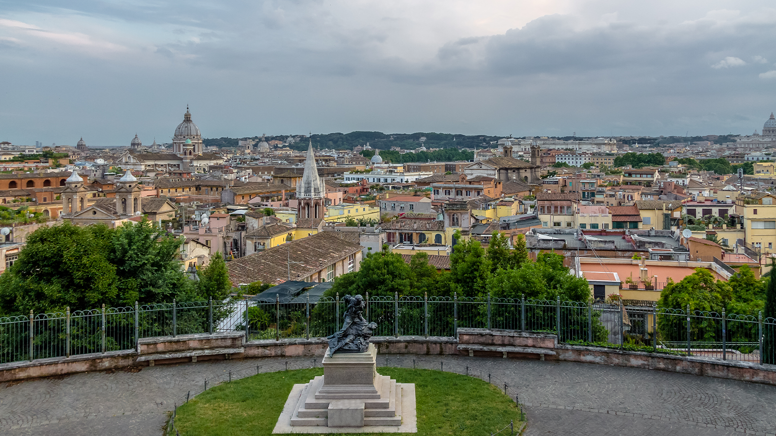 Vista panoramica notturna di Roma illuminata dal Gianicolo con cupola San Pietro