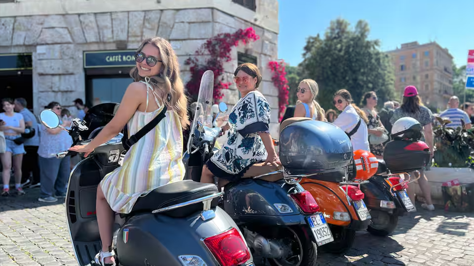 Gruppo di Vespe parcheggiate pronte per il tour notturno